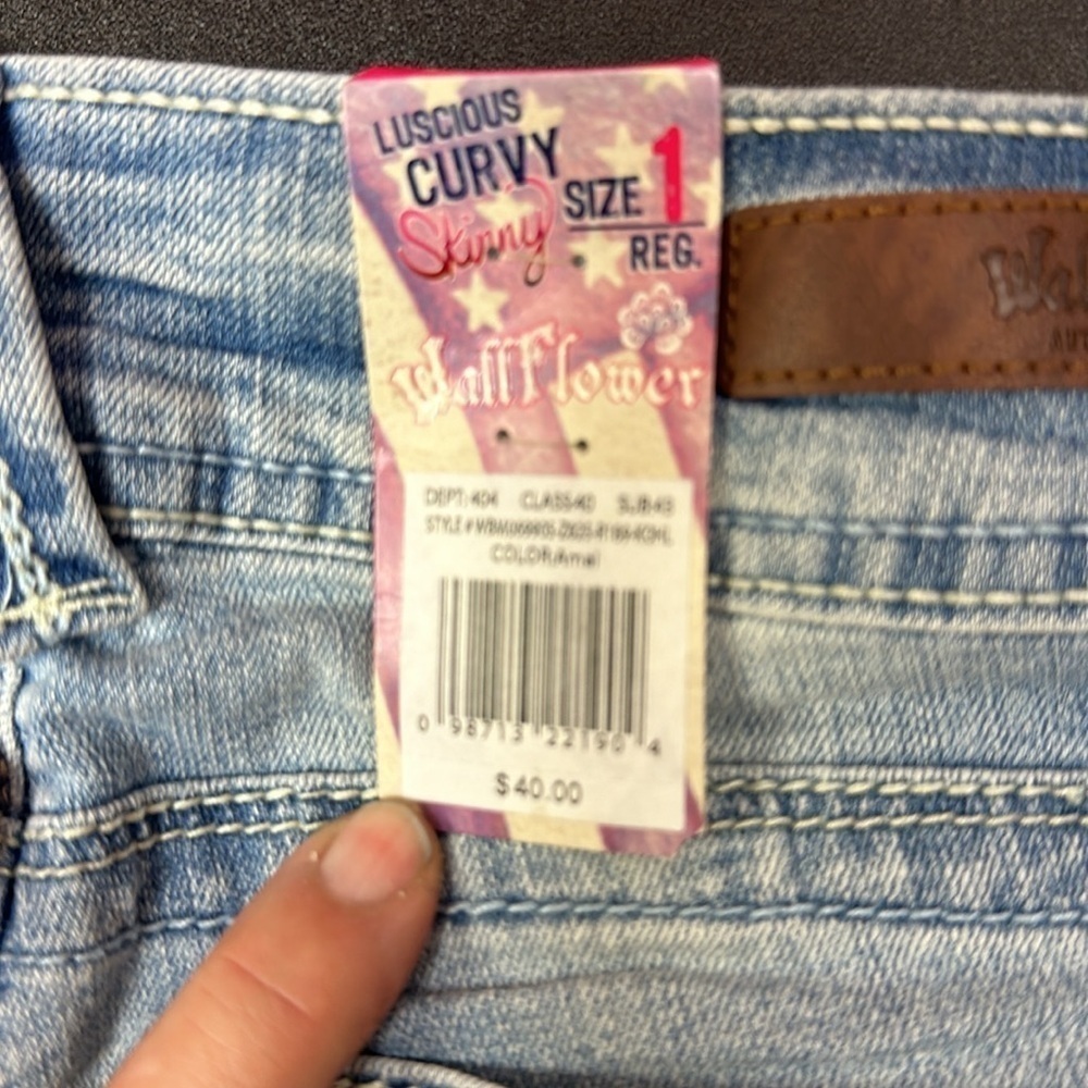 83.  NWT wallflower women’s luscious curve light blue skinny jeans size 1 R - Picture 4 of 9